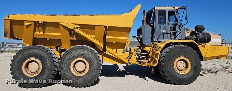 image for item DP2381 2000 John Deere 400C  haul truck