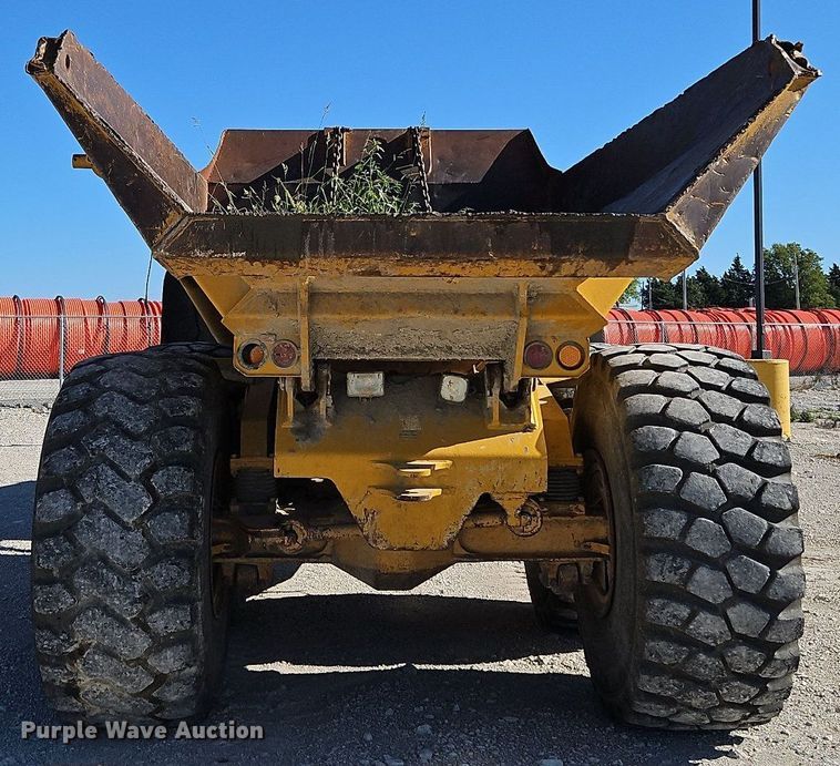 image for item DP2381 2000 John Deere 400C  haul truck