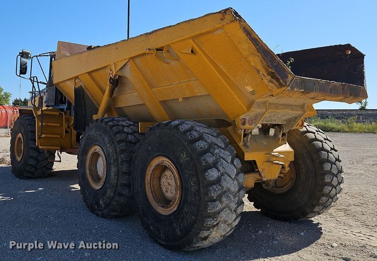 image for item DP2381 2000 John Deere 400C  haul truck