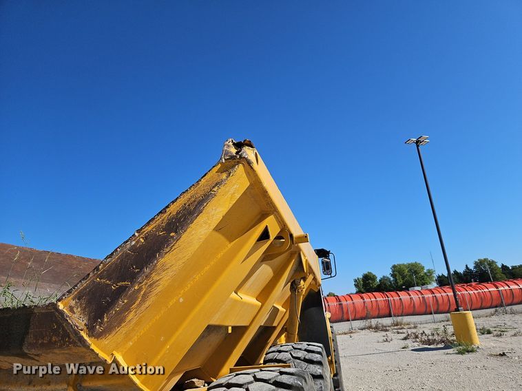 image for item DP2381 2000 John Deere 400C  haul truck