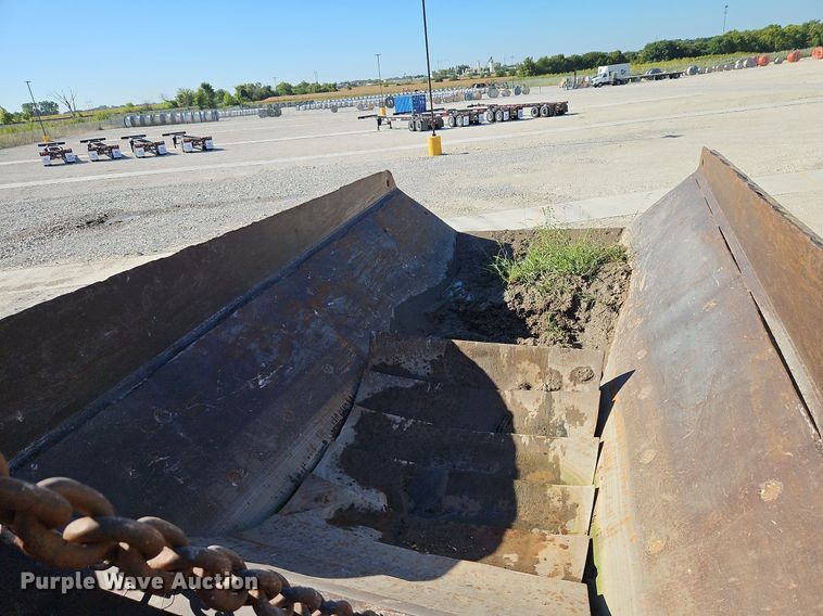 image for item DP2381 2000 John Deere 400C  haul truck