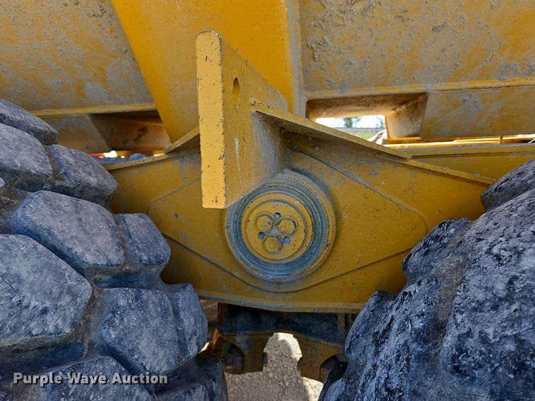 image for item DP2381 2000 John Deere 400C  haul truck