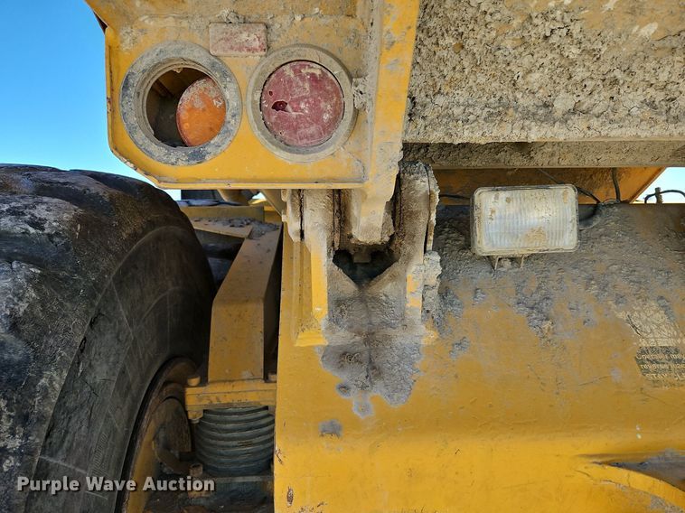 image for item DP2381 2000 John Deere 400C  haul truck