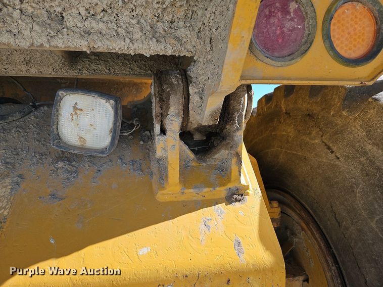 image for item DP2381 2000 John Deere 400C  haul truck