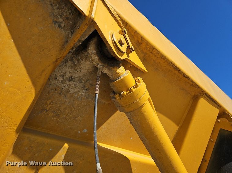 image for item DP2381 2000 John Deere 400C  haul truck