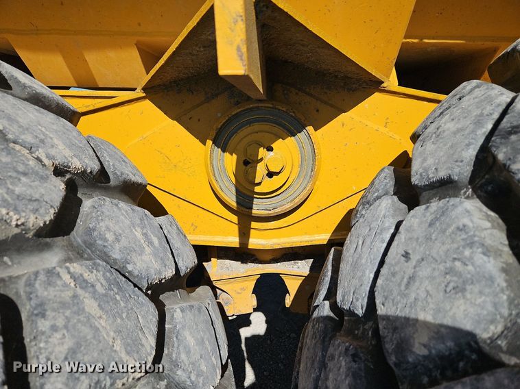 image for item DP2381 2000 John Deere 400C  haul truck