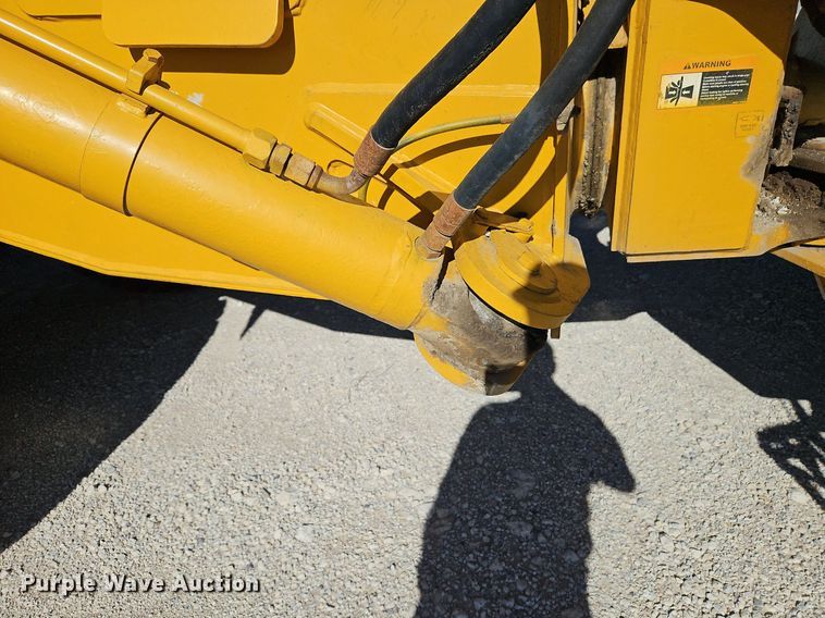 image for item DP2381 2000 John Deere 400C  haul truck