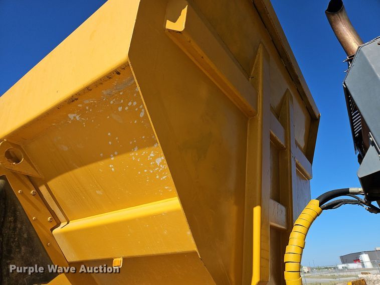 image for item DP2381 2000 John Deere 400C  haul truck