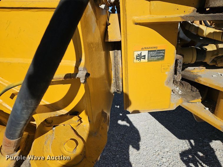 image for item DP2381 2000 John Deere 400C  haul truck