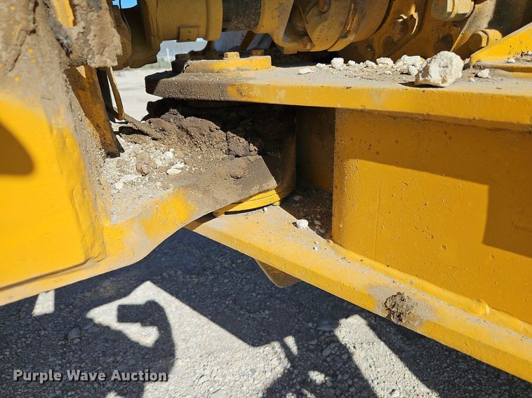 image for item DP2381 2000 John Deere 400C  haul truck