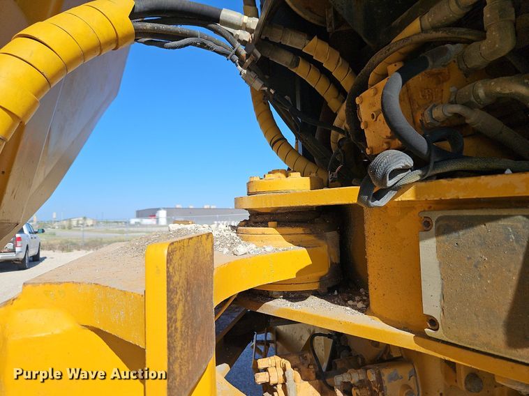 image for item DP2381 2000 John Deere 400C  haul truck