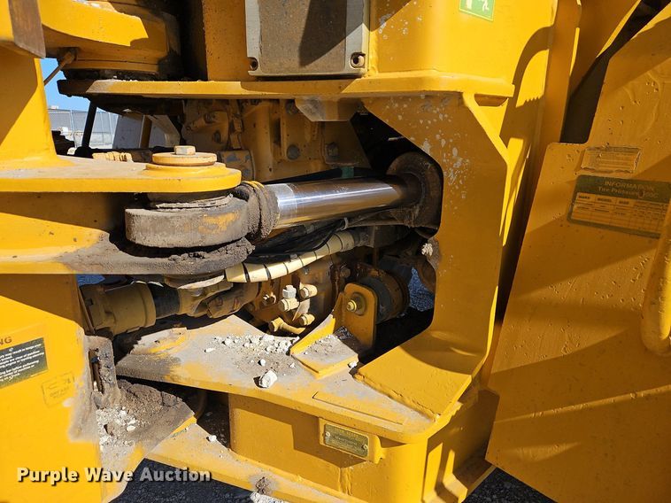 image for item DP2381 2000 John Deere 400C  haul truck