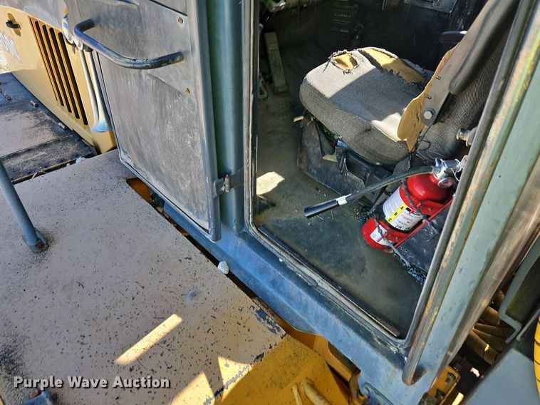 image for item DP2381 2000 John Deere 400C  haul truck