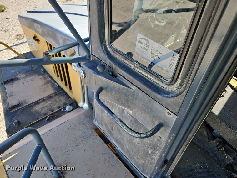 image for item DP2381 2000 John Deere 400C  haul truck