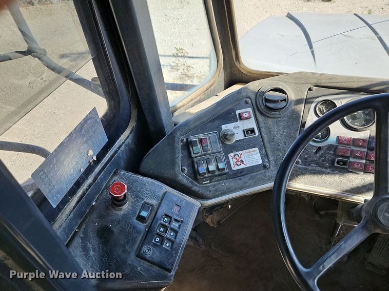 image for item DP2381 2000 John Deere 400C  haul truck