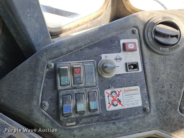 image for item DP2381 2000 John Deere 400C  haul truck