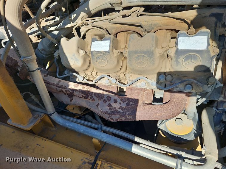 image for item DP2381 2000 John Deere 400C  haul truck