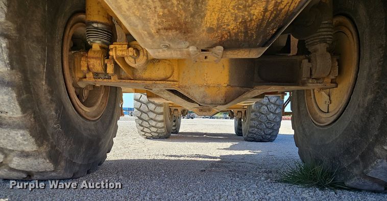 image for item DP2381 2000 John Deere 400C  haul truck