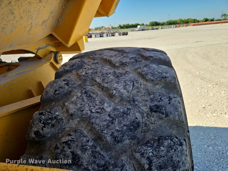 image for item DP2381 2000 John Deere 400C  haul truck