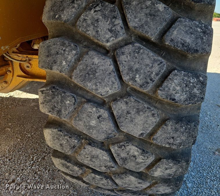 image for item DP2381 2000 John Deere 400C  haul truck