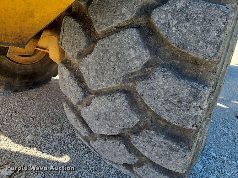 image for item DP2381 2000 John Deere 400C  haul truck