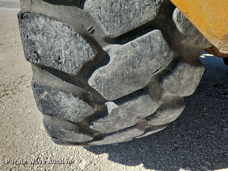 image for item DP2381 2000 John Deere 400C  haul truck