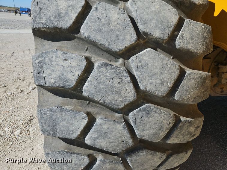 image for item DP2381 2000 John Deere 400C  haul truck