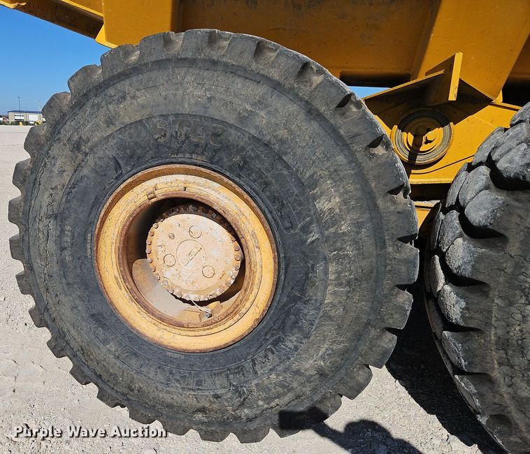image for item DP2381 2000 John Deere 400C  haul truck