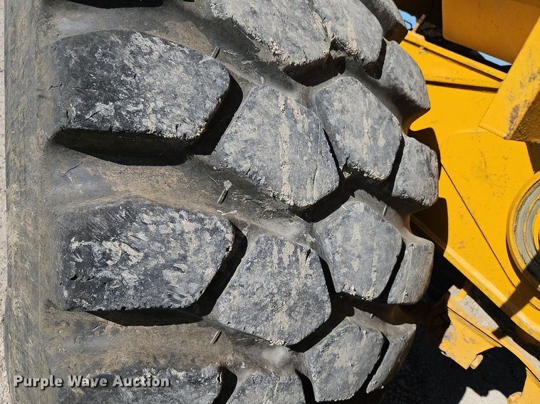 image for item DP2381 2000 John Deere 400C  haul truck