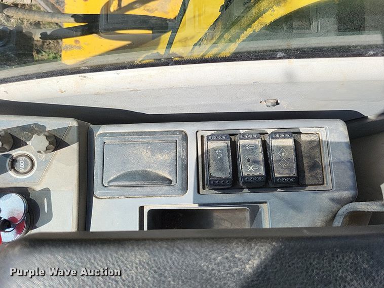 image for item DP5251 2017 John Deere 210G LC  excavator