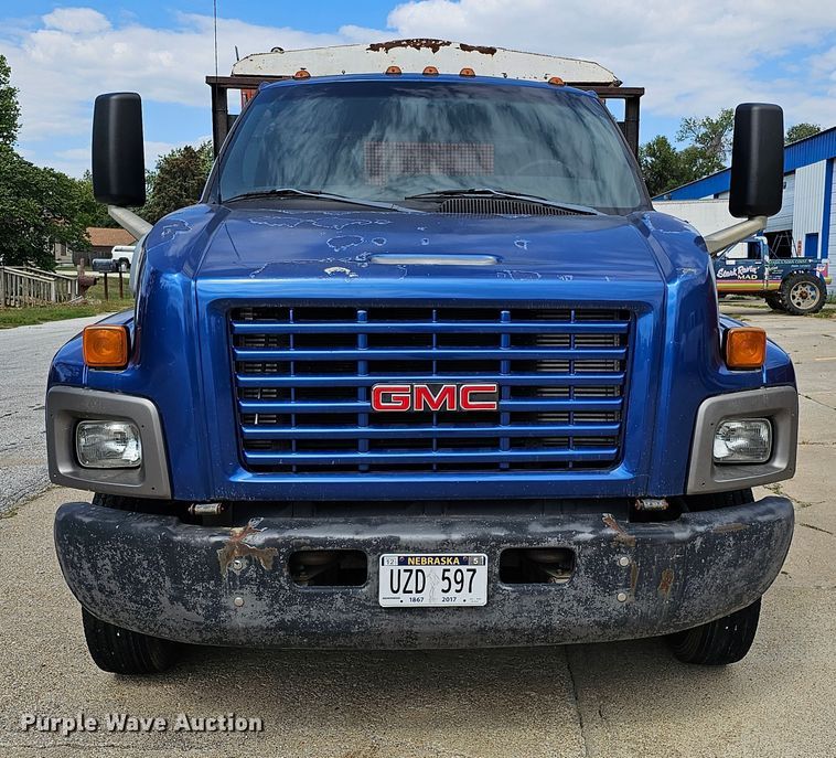 image for item DQ0212 2005 GMC C6500  flatbed truck