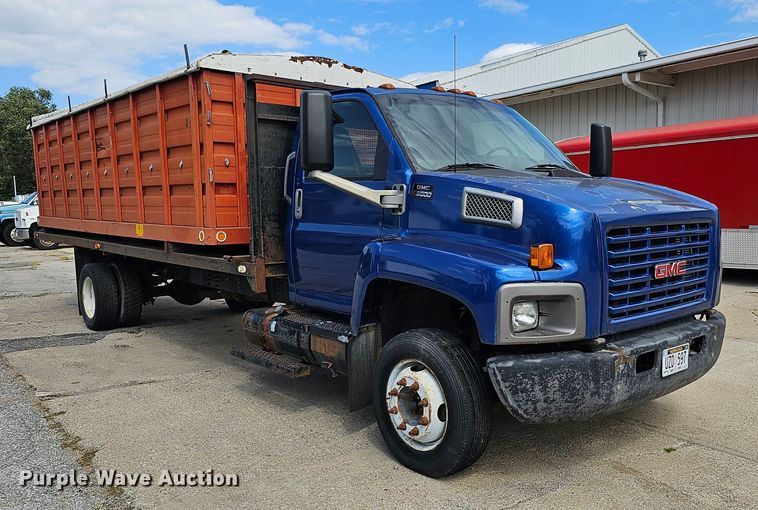image for item DQ0212 2005 GMC C6500  flatbed truck