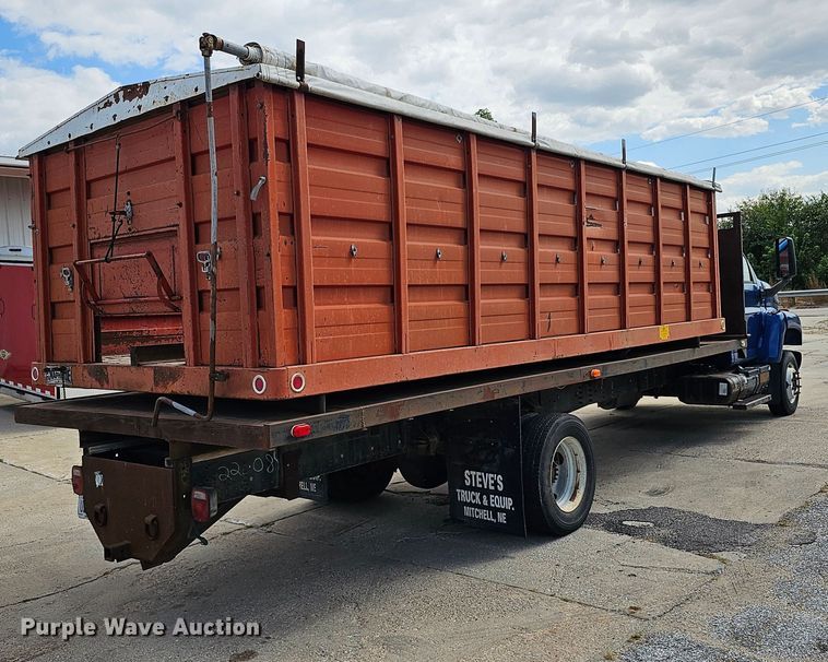 image for item DQ0212 2005 GMC C6500  flatbed truck