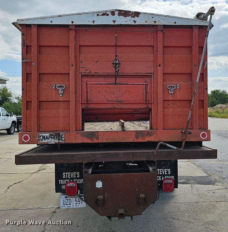 image for item DQ0212 2005 GMC C6500  flatbed truck