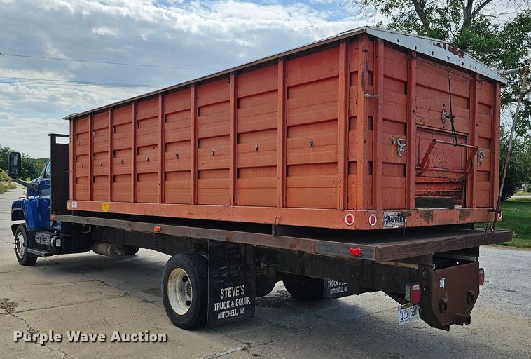 image for item DQ0212 2005 GMC C6500  flatbed truck