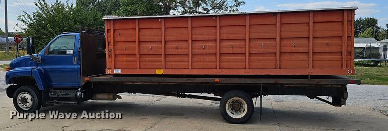 image for item DQ0212 2005 GMC C6500  flatbed truck