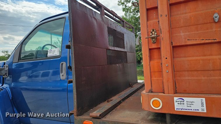 image for item DQ0212 2005 GMC C6500  flatbed truck
