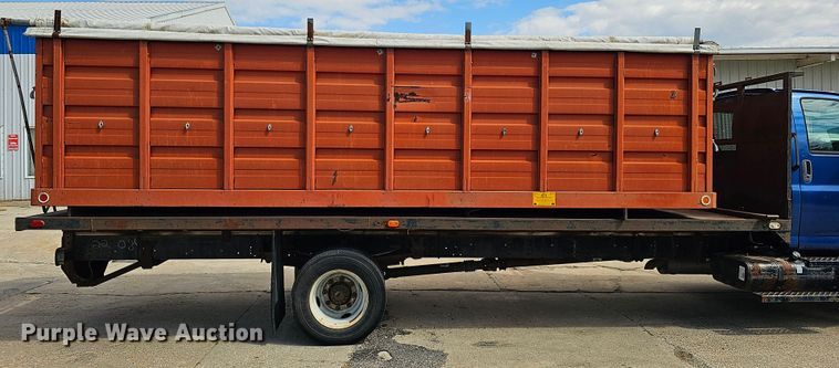 image for item DQ0212 2005 GMC C6500  flatbed truck