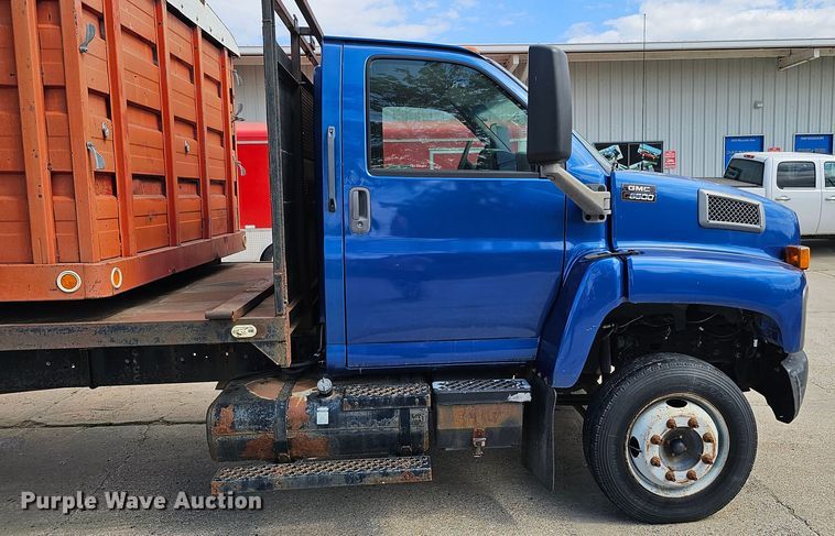 image for item DQ0212 2005 GMC C6500  flatbed truck