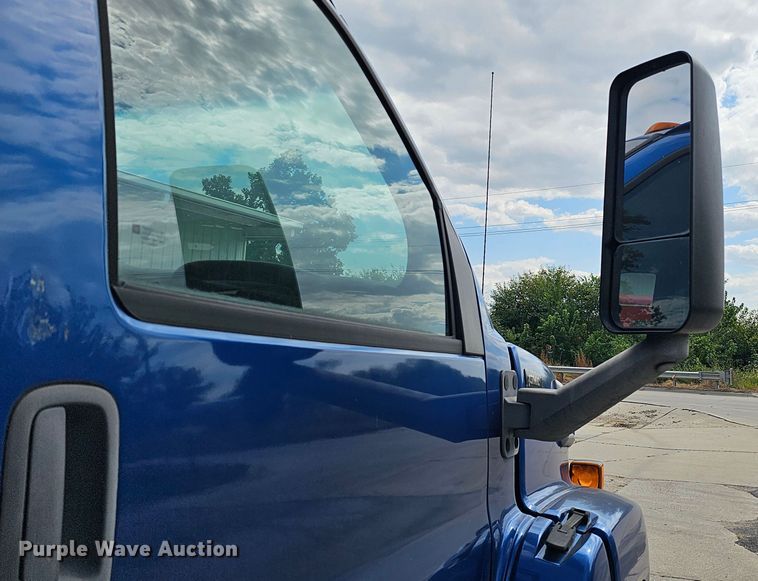 image for item DQ0212 2005 GMC C6500  flatbed truck