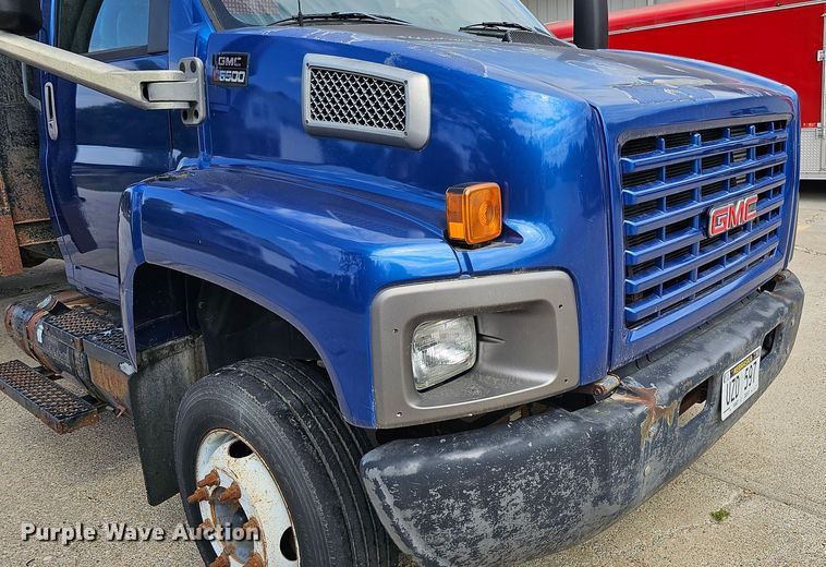 image for item DQ0212 2005 GMC C6500  flatbed truck