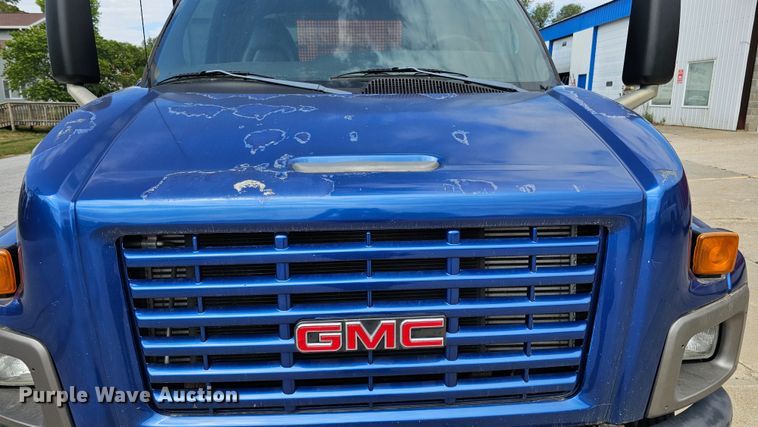 image for item DQ0212 2005 GMC C6500  flatbed truck