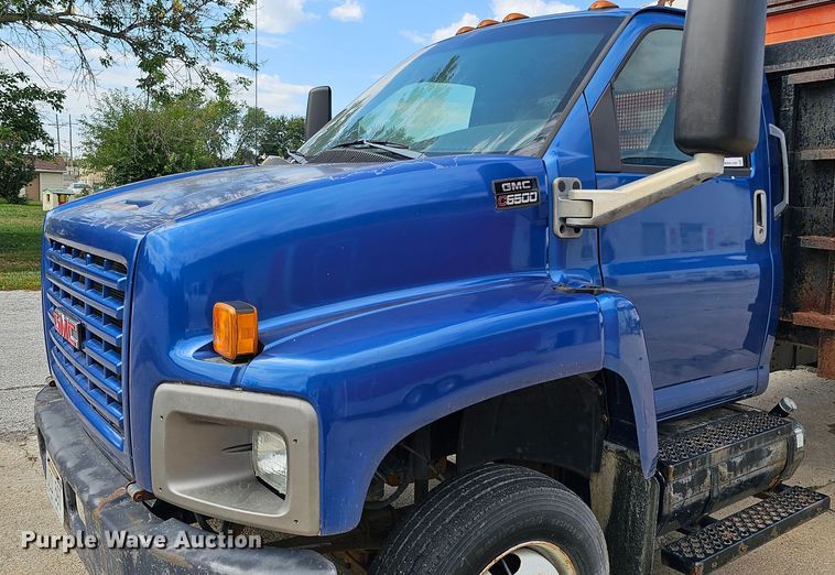 image for item DQ0212 2005 GMC C6500  flatbed truck