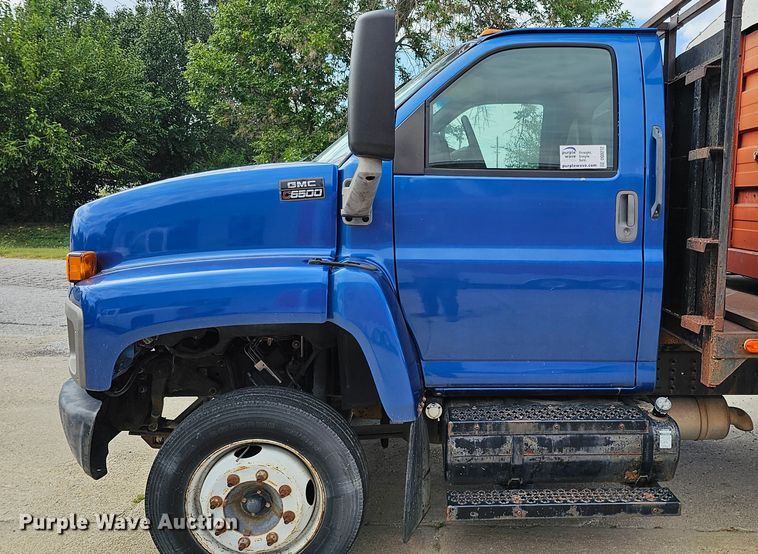 image for item DQ0212 2005 GMC C6500  flatbed truck