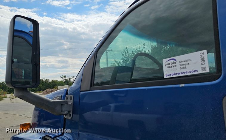 image for item DQ0212 2005 GMC C6500  flatbed truck