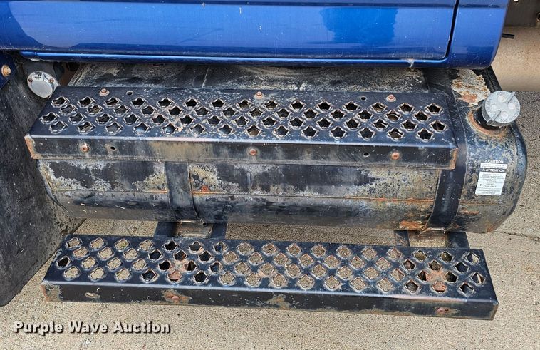 image for item DQ0212 2005 GMC C6500  flatbed truck