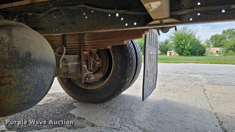 image for item DQ0212 2005 GMC C6500  flatbed truck