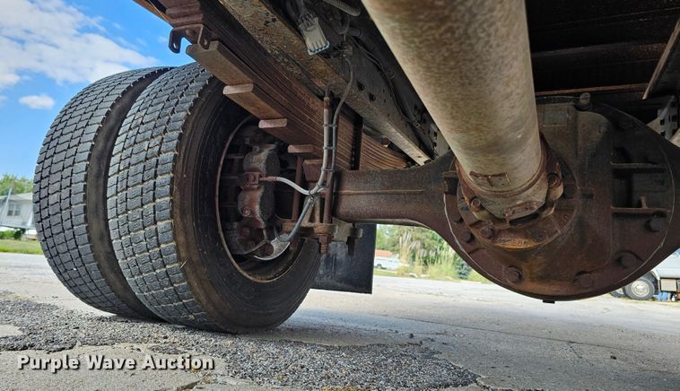 image for item DQ0212 2005 GMC C6500  flatbed truck