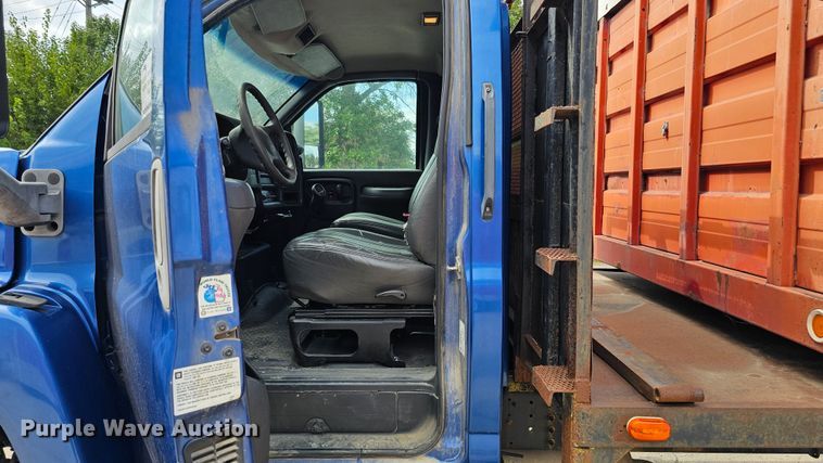 image for item DQ0212 2005 GMC C6500  flatbed truck