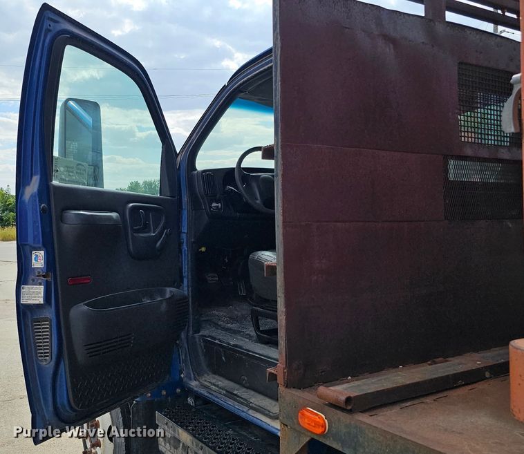 image for item DQ0212 2005 GMC C6500  flatbed truck